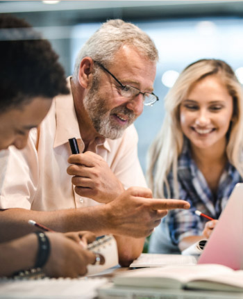 Dirigeant de PME faisant un point équipe dans le cadre de l'externalisation de la communication de sa PME